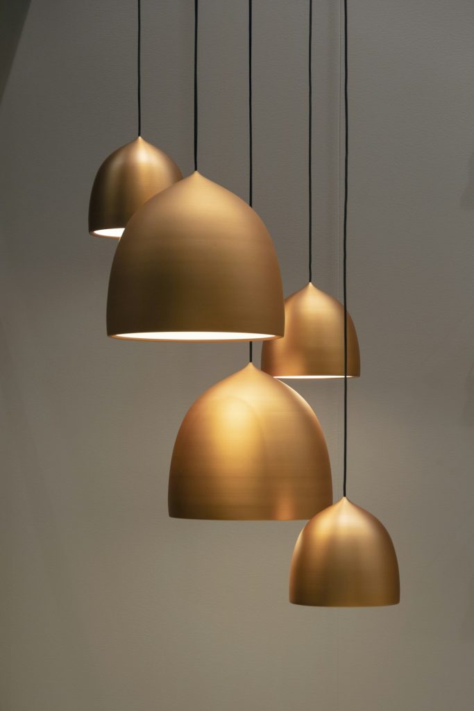Sfeervol wonen met een verlichting voor aan de wand en een kleine tafellampen sfeer