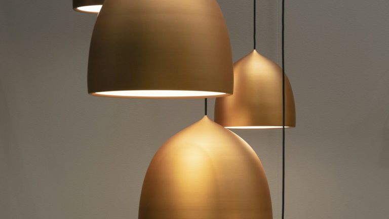 Sfeervol wonen met een verlichting voor aan de wand en een kleine tafellampen sfeer